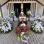 Ravatal koporsós temetésen